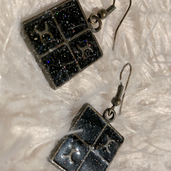Earings - Picture 2 of 2